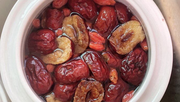 Red dates and wolfberry soup