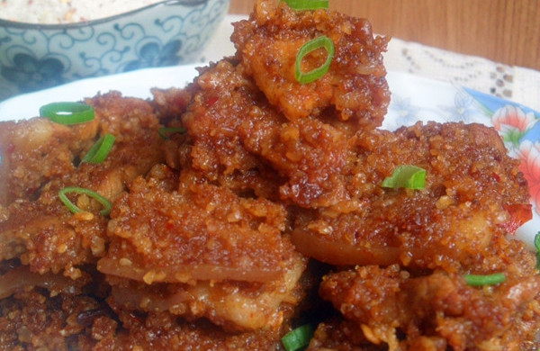 Steamed pork with lotus leaf powder