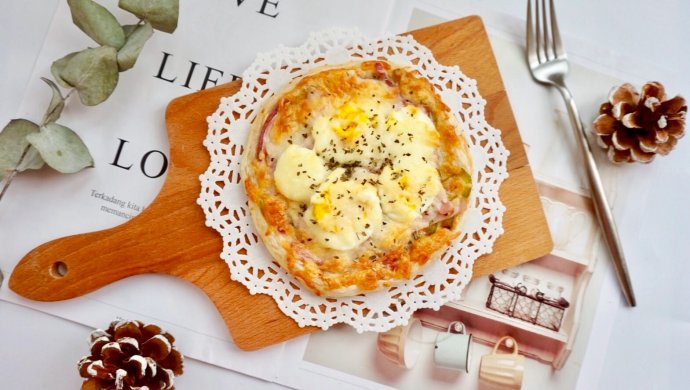 Egg and ham pizza