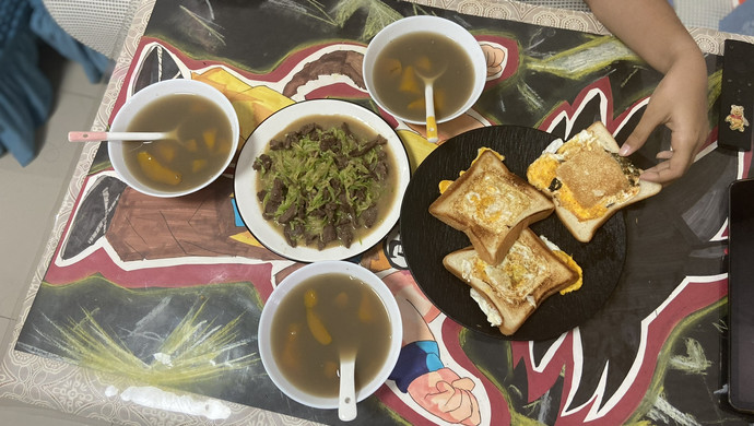 Beef gourd shredded sandwich, pumpkin and mung bean porridge