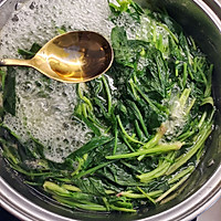 Illustration of how to cook spinach in juice 4