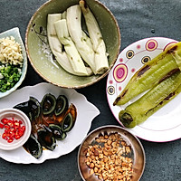 Illustration of how to beat eggplant with preserved eggs 3