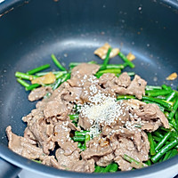 #findGrandma’s Township Xiangman Mid-Autumn Festival#Ju’s Cantonese Illustration of a home-cooked dish, stir-fried beef with garlic moss 8