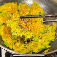 gorse scrambled eggs, spring gorse in Yunnan in April Illustration of how to do it on the market 11