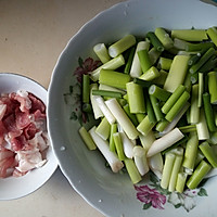 Spring seasonal stir-fry - illustration of how to make fried pork slices with garlic sprouts 1 