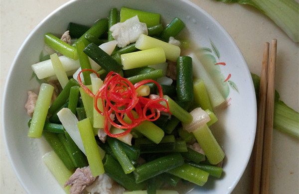 Stir-fried pork slices with garlic sprouts