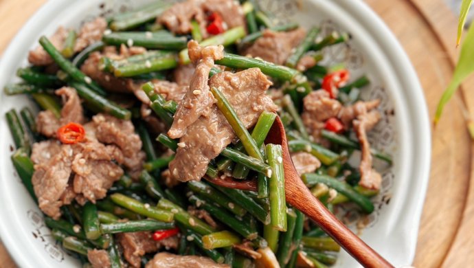 Stir-fried Beef with Garlic Moss