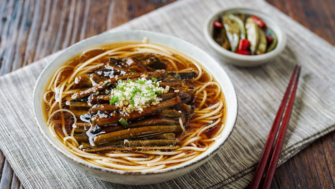 Fried eel noodles