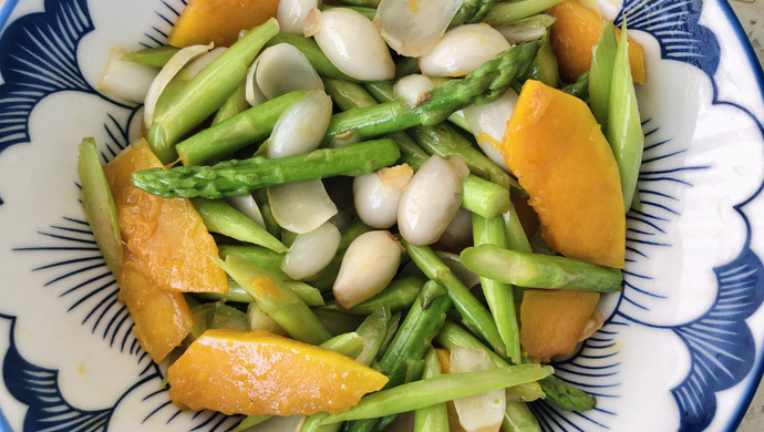 Stir-fried lily with green bamboo shoots, pumpkin and pumpkin