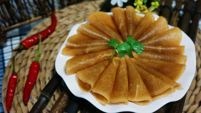 Sweet and sour radish slices