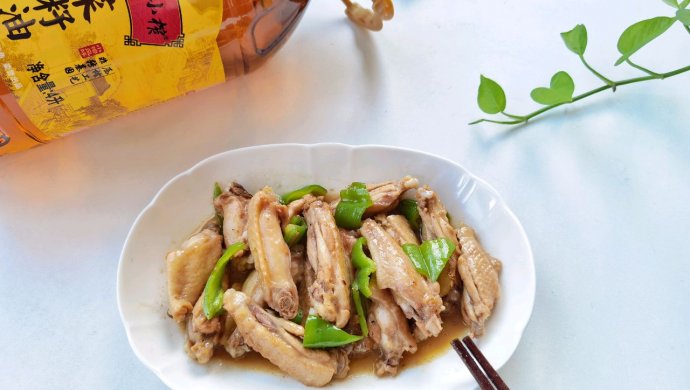 Fried chicken wings with green pepper