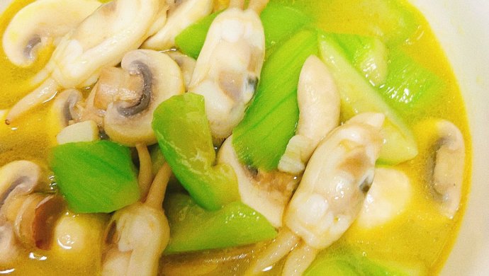 Luffa, mushroom and razor clam soup