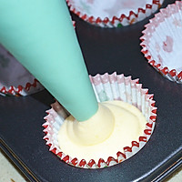 Illustration of how to make sponge cupcakes 11