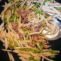 Illustration of how to make stir-fried shredded pork with wild rice beans and pick out summer# 4