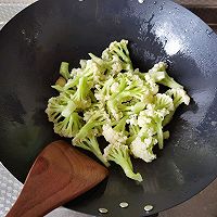 #行伟Grandma Township Xiangman Mid-Autumn Festival#Refreshing and delicious cauliflower Illustration of how to make fried shredded pork 6