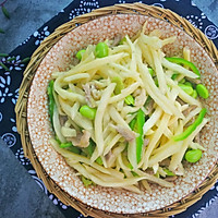 Illustration of how to make stir-fried shredded pork with wild rice beans and edamame# single challenge summer# 8