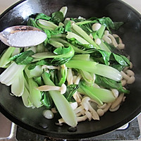 White Jade Mushroom Stir-fried Chinese Cabbage#豆fruit6anniversaryHappy Birthday# Illustration of how to do it 5