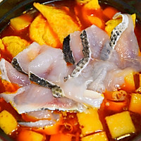 Illustration of how to make spicy assorted hot pot fish fillets 10