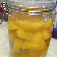 Illustration of how to make canned yellow peach as a summer drink 3