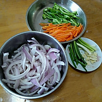 Illustration of how to make fried shredded pork with onions 2