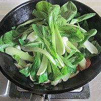 Illustration of how to stir-fry cabbage with ham and mushrooms 4