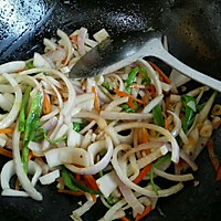 Illustration of how to stir-fry shredded pork with onions 6