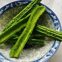 Illustration of how to make bitter melon with sesame spicy oil 1