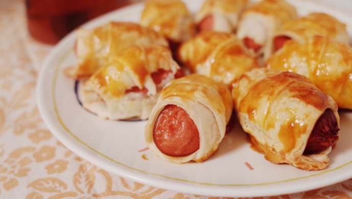 Hand cake croissant