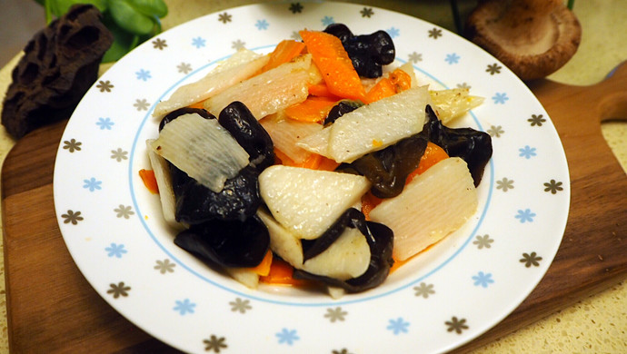 Stir-fried yam with fungus, carrot and yam