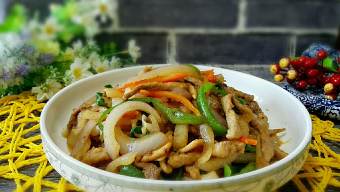 Stir-fried shredded pork with onions