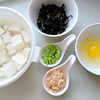 Illustration of how to make shrimp skin tofu soup 1