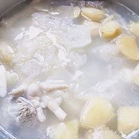 Qiuzao, you need a bowl of apple, tremella, chicken feet soup Illustration of how to do it 6