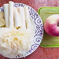 Qiuzao, you need a bowl of apple, tremella, chicken feet soup Illustration of how to do it 4