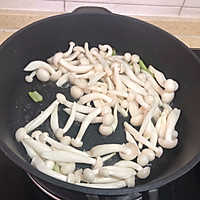 #kuaishou and nutritious, my family’s must-have winter dishes#kuaishou Illustration of how to cook white jade mushrooms with vegetables 2