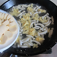 Illustration of how to make white jade mushroom, egg and tofu soup 7