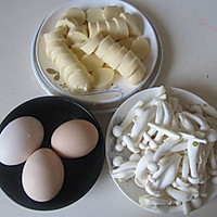 Illustration of how to make white jade mushroom, egg and tofu soup 1