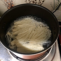 Energy Dinner｜Illustration of how to make beef and enoki mushrooms in sour soup 4