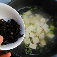 Illustration of how to make shrimp skin tofu soup 5