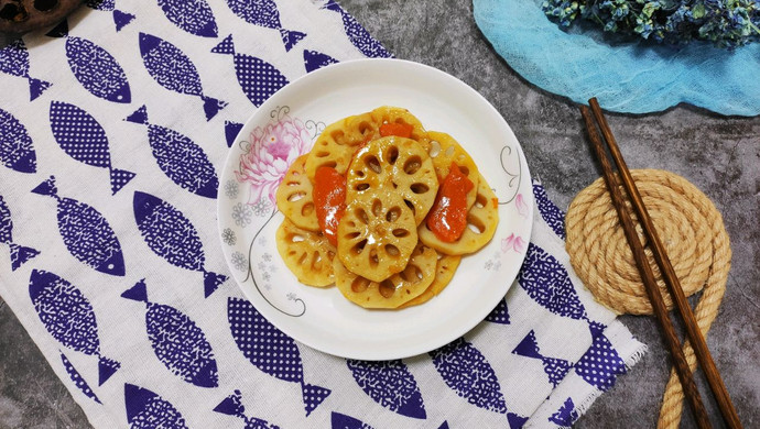 Fried crispy lotus root slices