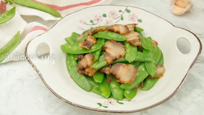 Stir-fried bacon with snow peas