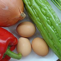 Summer must-have--illustration of how to make bitter melon baked eggs 1