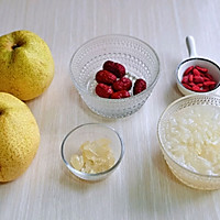 Illustration of how to make steamed snow pear with white fungus and red dates 1