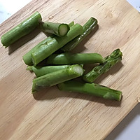 Illustration of how to make stir-fried beef cubes with asparagus 5