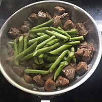 Illustration of how to make stir-fried beef cubes with asparagus 8