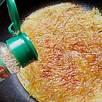 Illustration of how to make crispy shredded potato pancakes 6