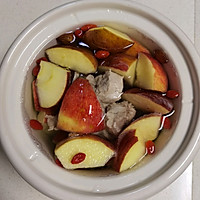 #primary and middle school students nutritious meal#Apple ribs soup, the whole family can enjoy it Illustration of how to drink (nourishes the stomach and strengthens the spleen) 4