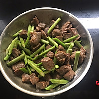 Illustration of how to make stir-fried beef cubes with asparagus 9