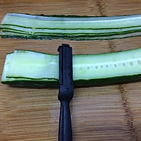 Illustration of how to make rolled cucumbers 2