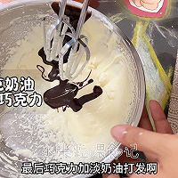 Illustration of how to make durian chocolate birthday cake glaze 16