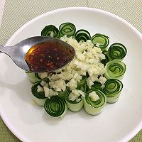 Illustration of how to make rolled cucumbers 9